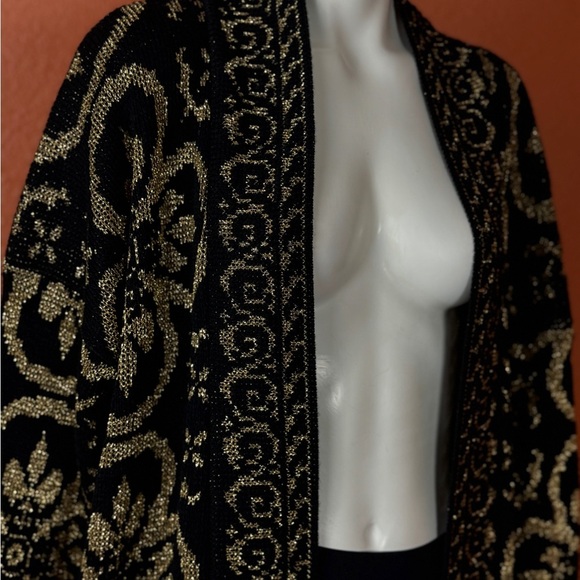 Distinctly Different Vintage Elegant Black and Gold Women's Sweater Size 47 - Picture 2 of 13